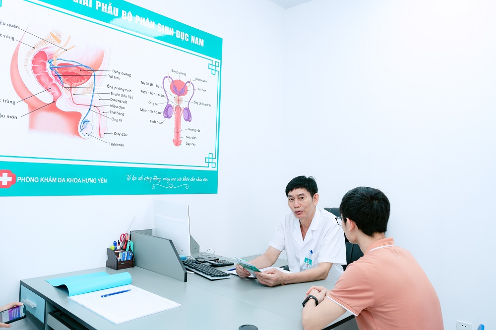 Bác sĩ tư vấn tại phòng khám đa khoa hưng yên